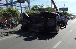 Xe ô tô lật nhào, nữ giám đốc mắc kẹt
